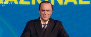 Copertina di Crozza nei panni di Berlusconi, l’imitazione è esilarante: “Governo di irresponsabili, ci portano all’assolumismo, all’assalatismo…assolutismo”