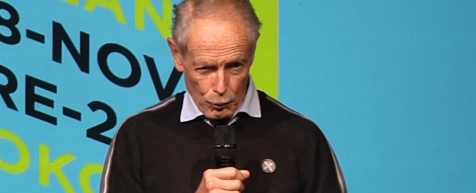 Copertina di Erri De Luca: “Questo non è un governo, ma un’accozzaglia di gente che occupa posti. M5s? Tradito le loro idee, invotabili”