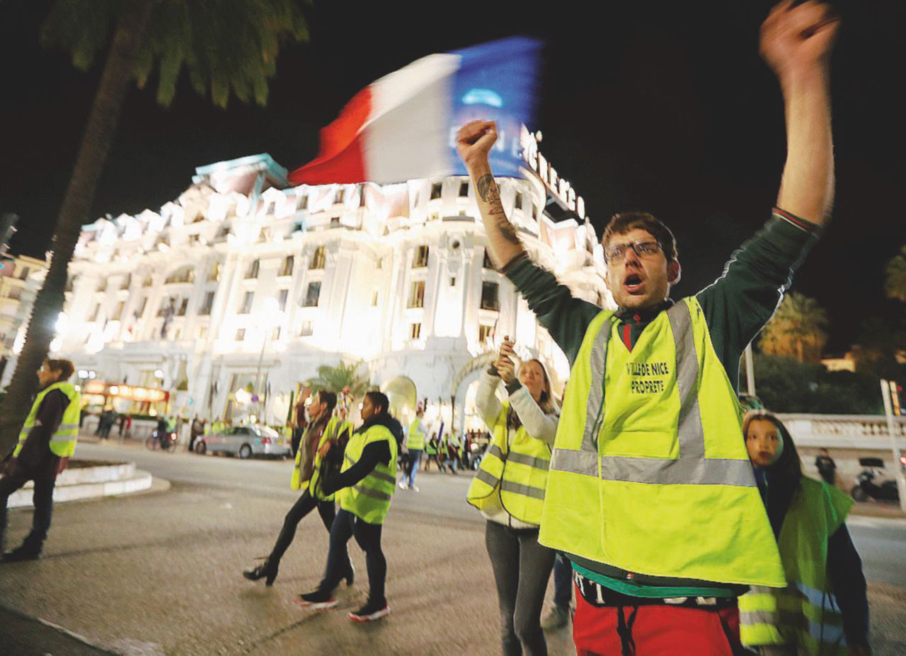 I “Giubbotti gialli” di rabbia promettono il blocco totale