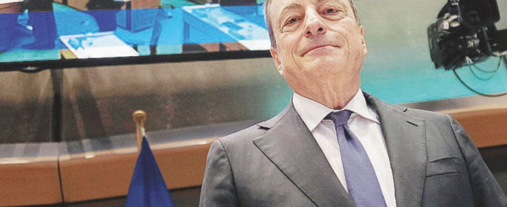 Inquieti - Mario Draghi e Sergio Mattarella - Ansa Il dubbio del Colle: vale più Bruxelles che la Costituzione