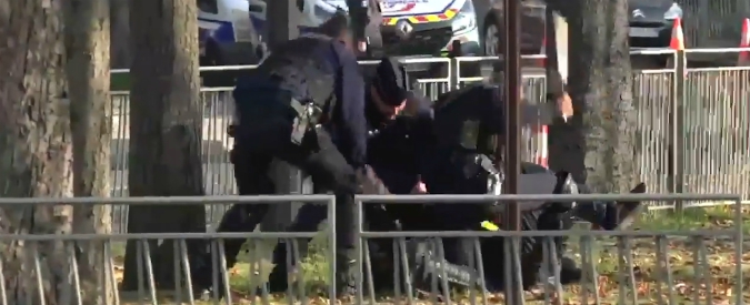 Copertina di Francia, tensione tra manifestanti e polizia: più di 100 feriti e oltre 50 fermi. L’intervento delle forze dell’ordine