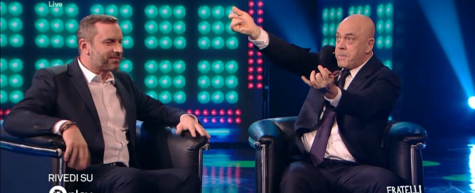 Copertina di Crozza nei panni di Marco Minniti, l’imitazione è da ridere: “Io, un supereroe”. E lancia le ragnatele come Spider-Man