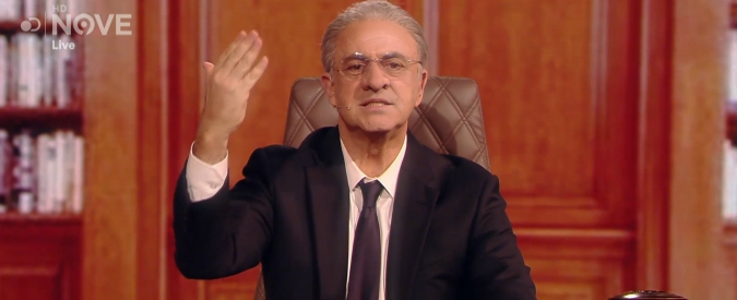 Copertina di Crozza-De Luca si scaglia contro l’autrice del video sulle formiche in ospedale: “Napoli è altro: è il mariolo che scippa la vecchietta”