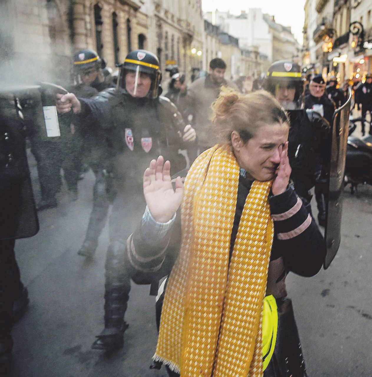 Gilet gialli, blocchi e lacrimogeni: protesta col morto