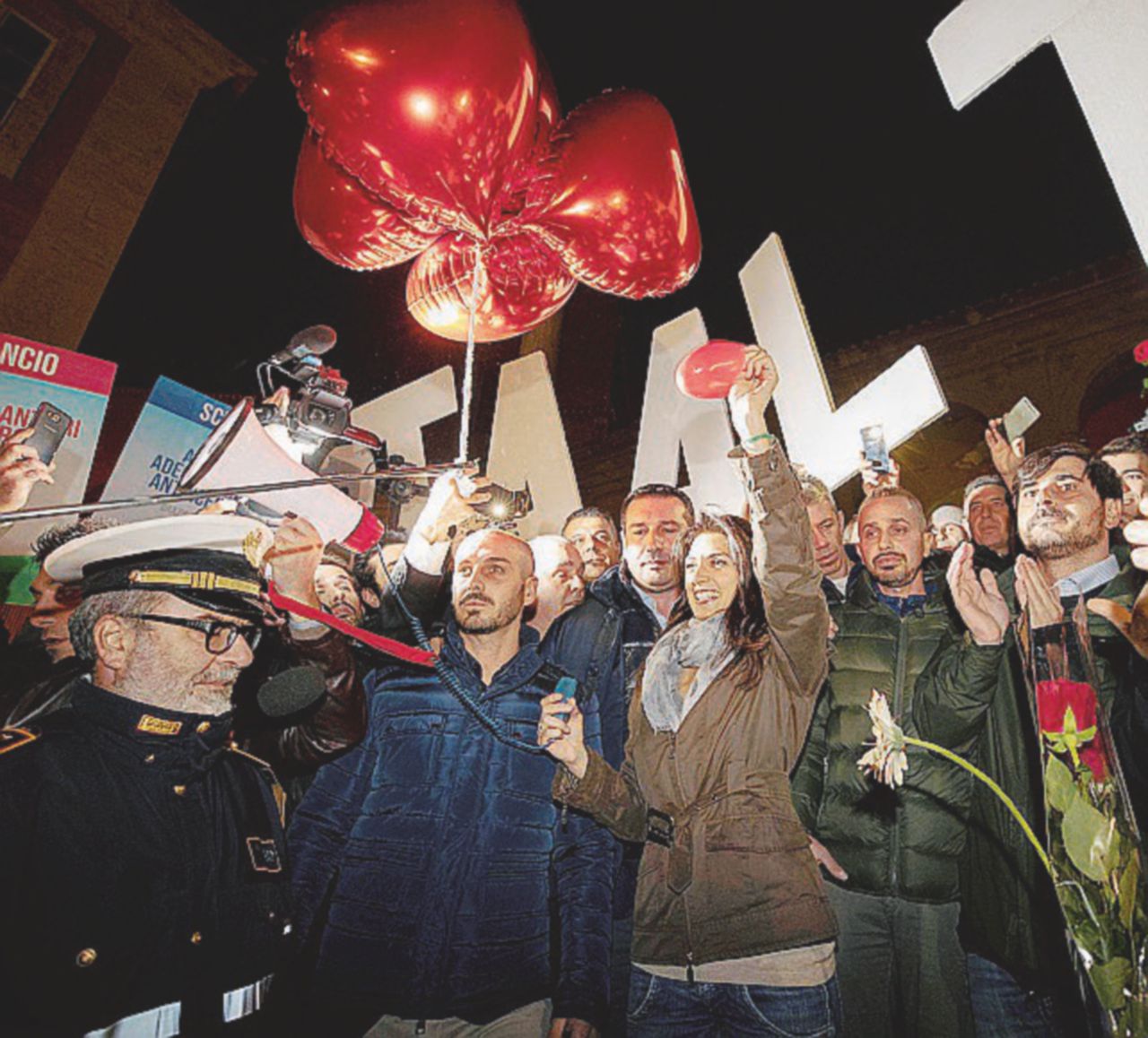 La piazza per Virginia: “Ricandidati”