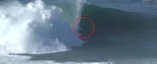 Copertina di L’onda è da record e il surfista scompare nella schiuma. Poi sorprende tutti: la sua performance nel tempio del surf