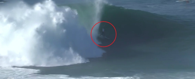 L’onda è da record e il surfista scompare nella schiuma. Poi sorprende tutti: la sua performance nel tempio del surf