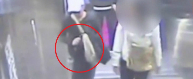 Roma, giovani borseggiatrici in azione in metro incastrate dalle telecamere: ecco la “tecnica” utilizzata per rubare