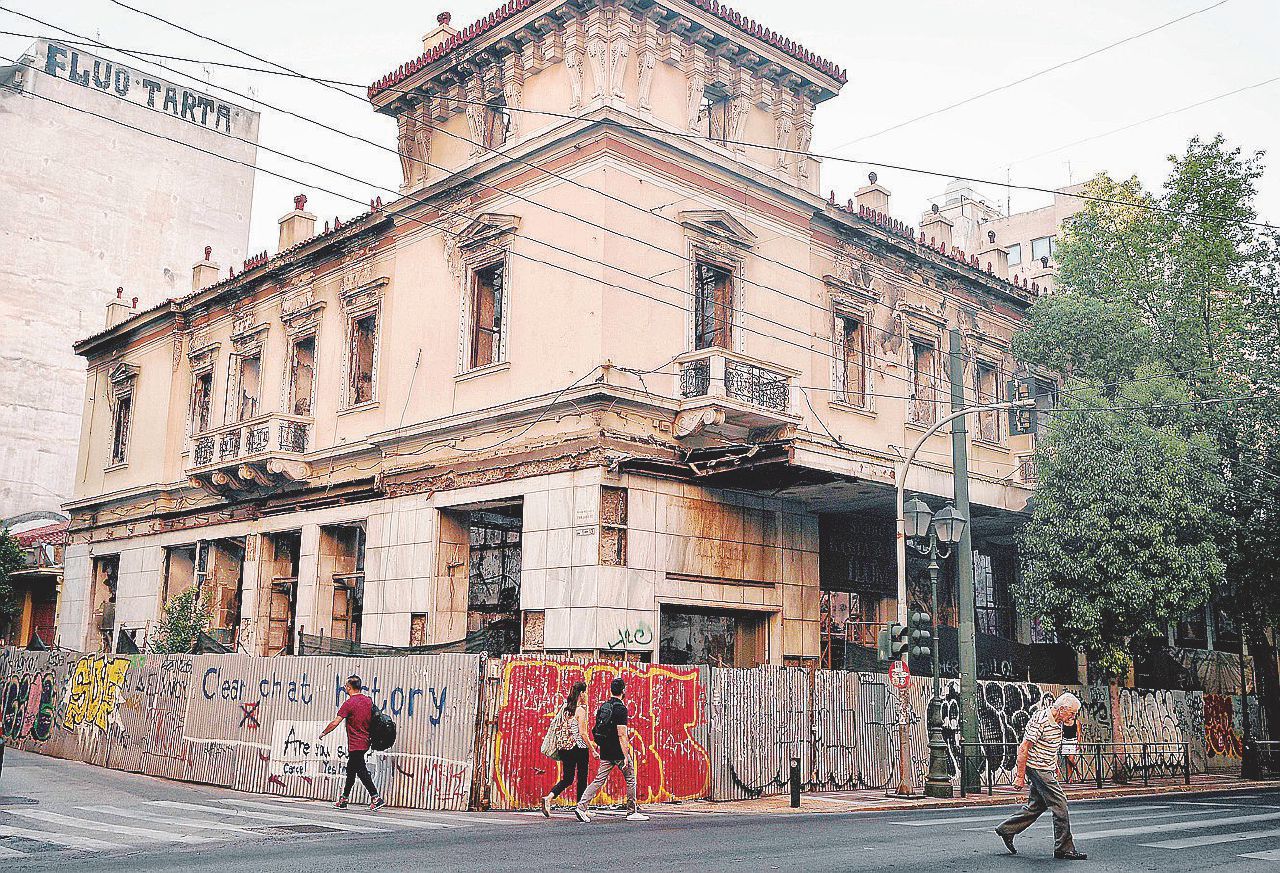 Copertina di Atene, il difficile riscatto dell’Avana d’Europa