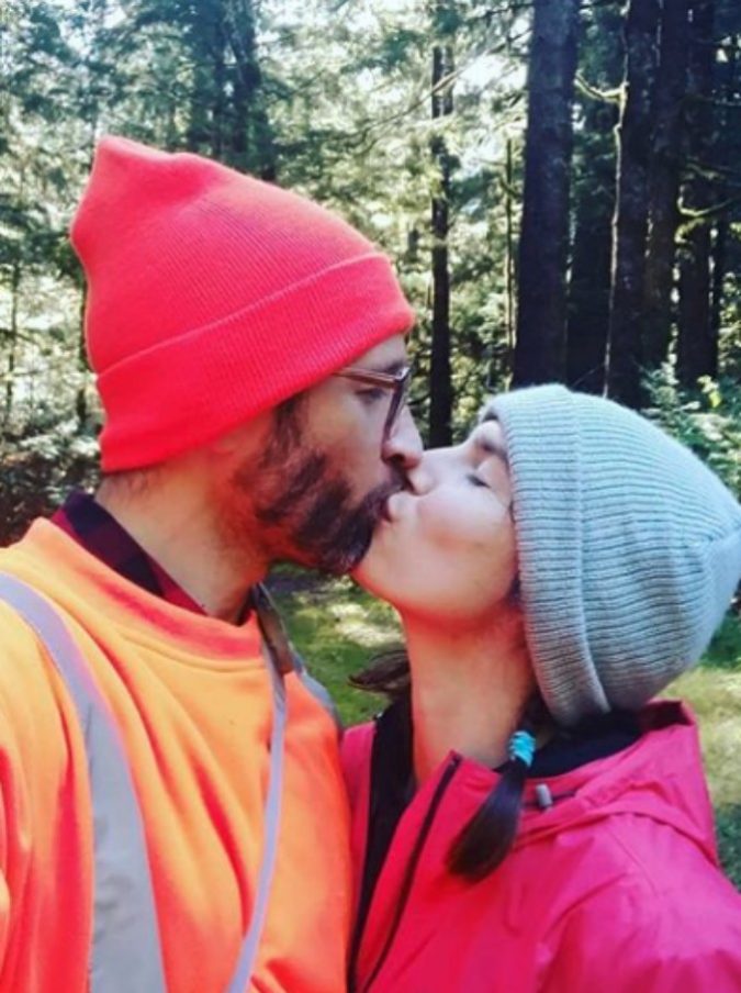 Amanda Knox si sposa: il video social della proposta di matrimonio con un meteorite al posto dell’anello