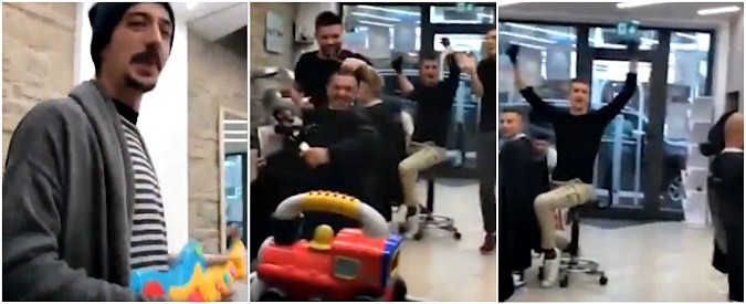 Copertina di “Ci sono due coccodrilli…”. Il negozio si mobilita per il bimbo in lacrime. E il coretto dei parrucchieri diventa virale