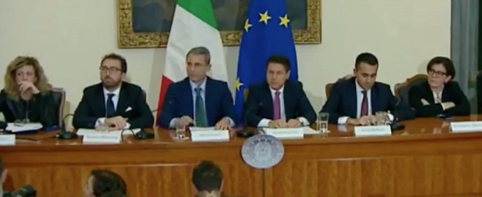 Copertina di Caserta, conferenza stampa in prefettura dopo la firma del protoccollo contro i roghi nella Terra dei fuochi