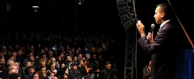 Copertina di Ischia, Di Maio sollecitato dalla piazza: “Condono? Non me ne parlate per carità”. Poi la battuta in dialetto