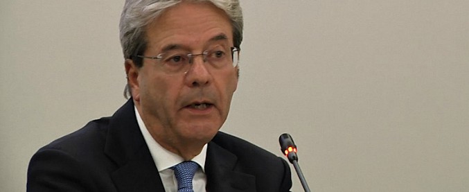 Copertina di Manovra, Gentiloni: “Fondi dalla dismissione di immobili? Buona fortuna, è una cosa da mago Merlino”