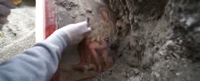 Pompei, scoperta a luci rosse in via del Vesuvio. Leda e il cigno protagonisti di un affresco di altissima fattura