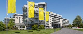 Copertina di Opel, è tempo di offensiva elettrica. Nel 2019 la prima auto a batteria