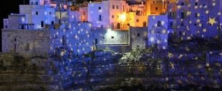 Copertina di Polignano a Mare, tornelli e ticket da 5 euro per entrare nel centro storico addobbato per Natale: scoppia la polemica