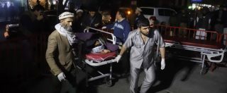 Copertina di Afghanistan, attacco kamikaze a Kabul durante incontro religioso: almeno 50 morti e 80 feriti gravi