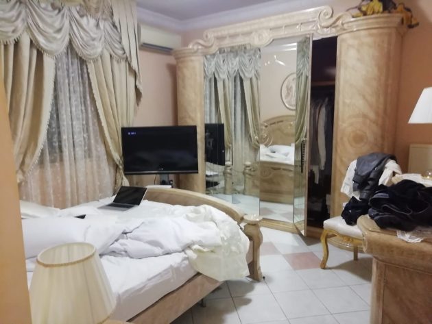 Casamonica, lusso sfrenato nelle ville abusive: statue dorate di cavalli, bagni in marmo e soffitti ...