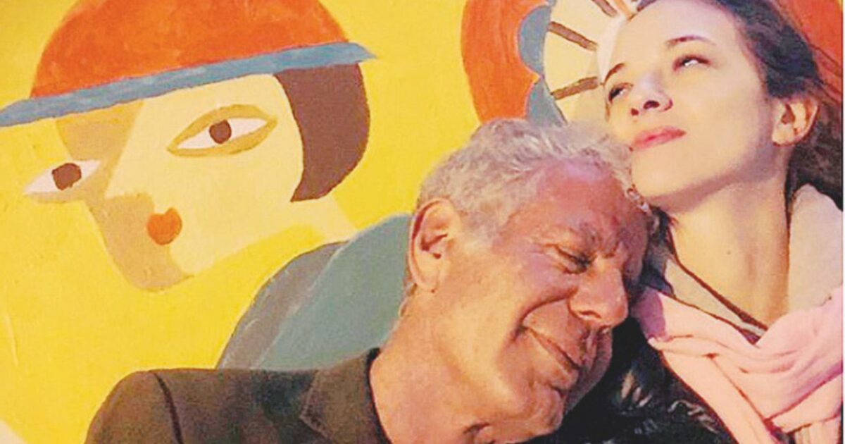 “Ti amerò per sempre. La vita va avanti ma non sarà più la stessa senza di te, mi manchi ogni giorno”: Asia Argento ricorda Anthony Bourdain