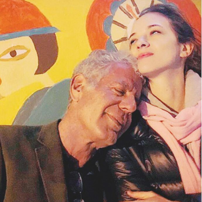 “Ti amerò per sempre. La vita va avanti ma non sarà più la stessa senza di te, mi manchi ogni giorno”: Asia Argento ricorda Anthony Bourdain