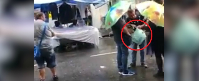 Copertina di Napoli, il “pacco” per il Black Friday è servito: la coppia fa un acquisto in strada, ma spunta il complice. Ecco come finisce