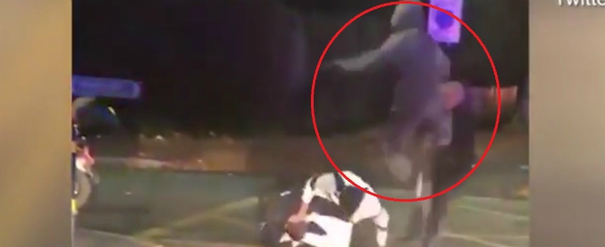 Copertina di Stende la poliziotta con un calcio volante: agenti aggrediti in strada, i passanti non intervengono