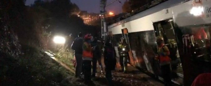 Spagna, deraglia un treno di pendolari vicino a Barcellona: un morto e sei feriti