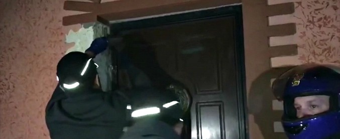 Copertina di Casamonica, l’irruzione della polizia nelle case tra stucchi e statue dorate. Raggi: “Operazione storica”