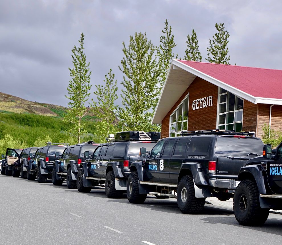 I tipici mezzi fuoristrada islandesi a Geysir.