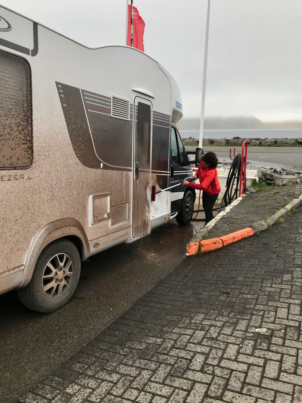 Così si riduce il camper negli sterrati islandesi.
