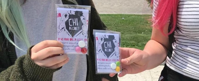Aborto, scontro a Verona tra “Non una di meno” e Lega: le attiviste distribuiscono caramelle e volantini sulla 194