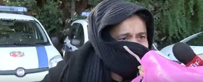 Copertina di Roma, i Casamonica dopo lo sgombero: “Andiamo a vivere a casa di Salvini. O dalla Raggi che è tanto brava”