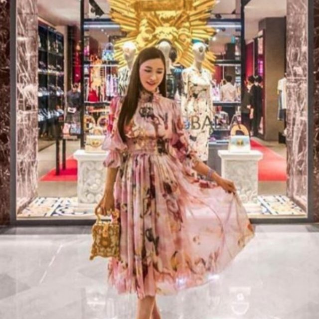 Dolce&Gabbana in Cina, in un video promo la modella mangia un cannolo e una voce commenta: “E’ troppo grande per te?”. E’ polemica. Il marchio: “Vittime degli hacker”