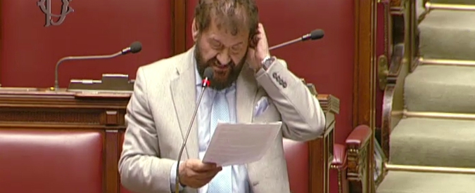 Copertina di Camera, il deputato interviene ma non ce la fa: ‘È un… è un…sisshh. Scusa, eh’. Poi spiega: ‘È la prima volta che parlo’