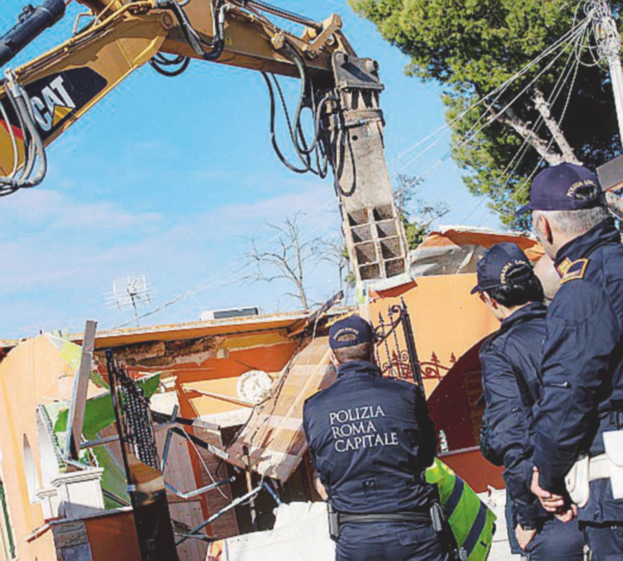 Copertina di Casamonica, giù le prime ville. Gara di ruspe tra Raggi e Salvini
