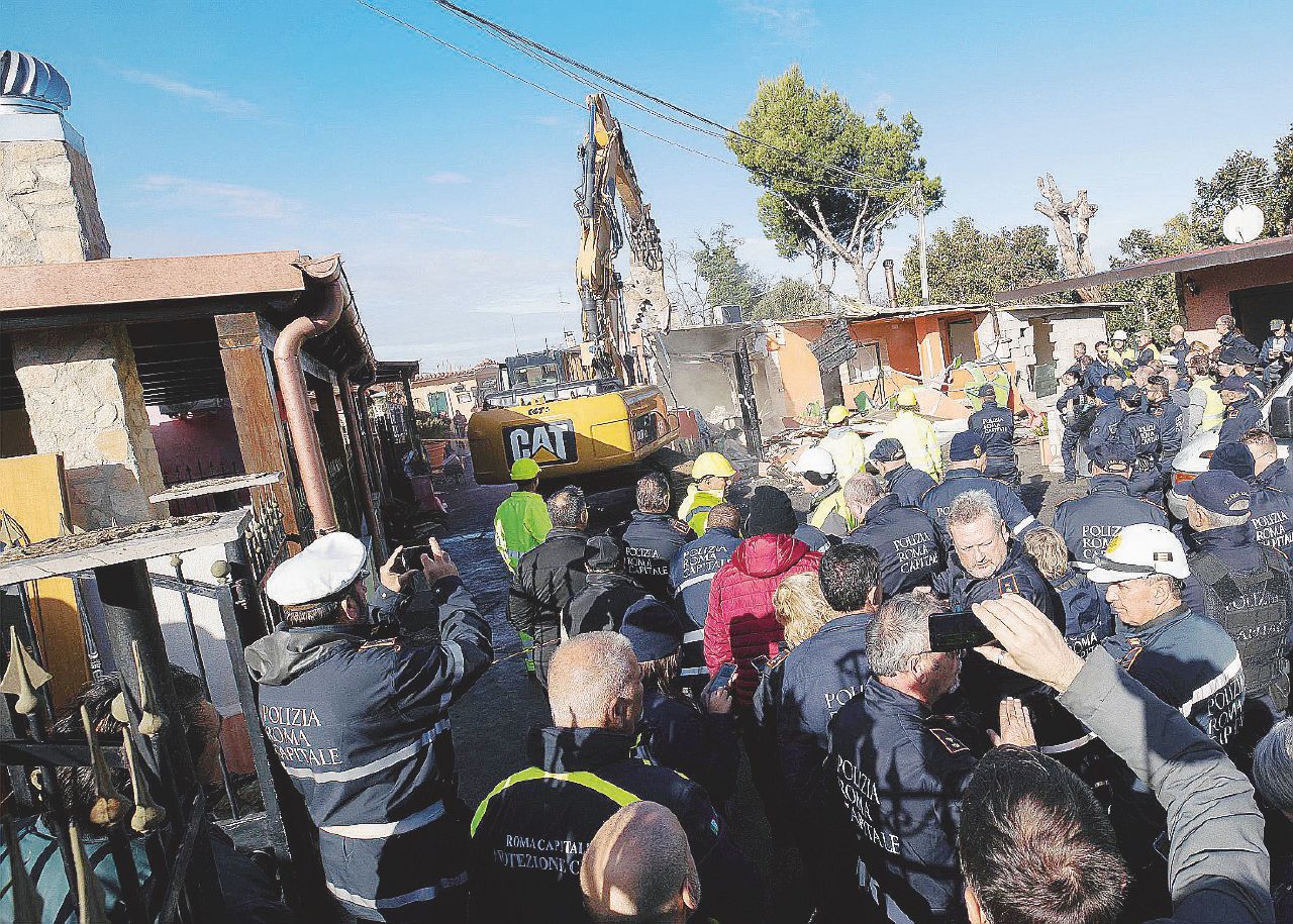 Copertina di “Cocaina in carcere e botte fino al coma. Così vivono nel clan”