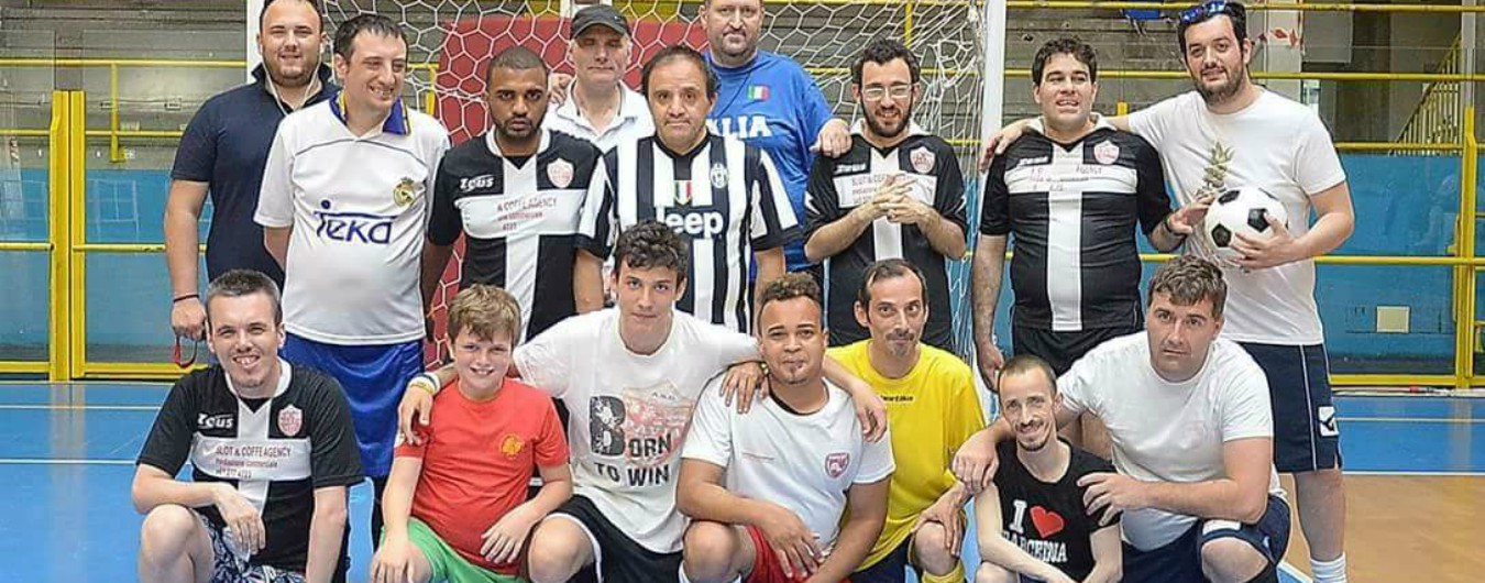 Copertina di Calcio, una squadra di 20 persone “speciali”: “Giocare è trovare il riscatto ai no della vita”