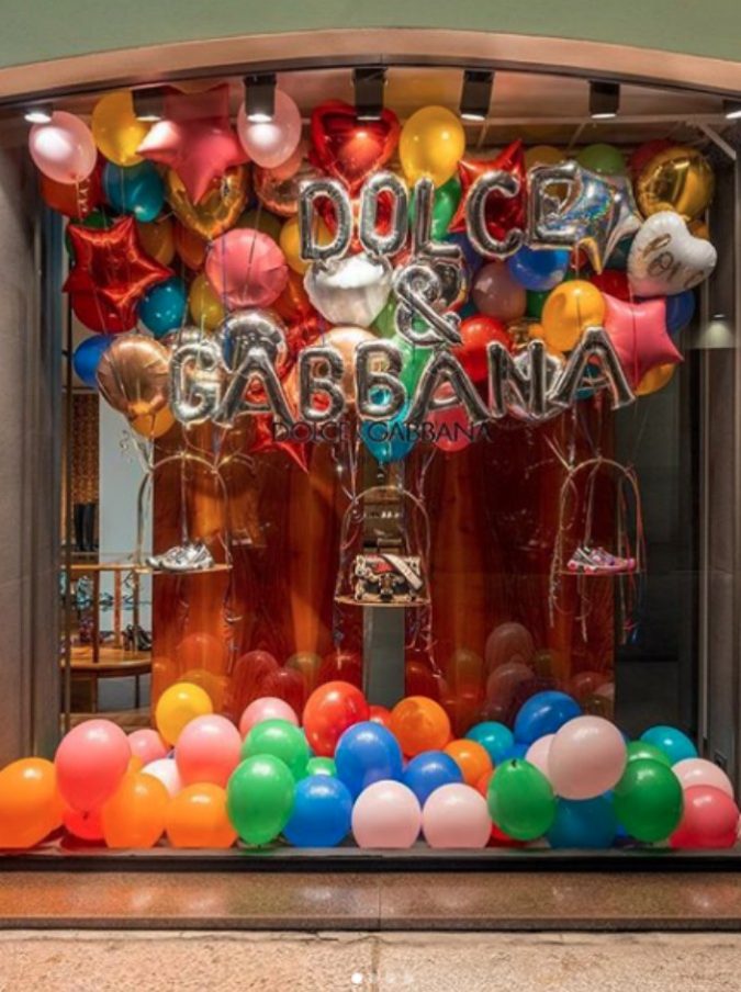 Dolce&Gabbana, i prodotti del brand spariscono dai siti di e-commerce: a rischio un terzo del fatturato globale dell’azienda