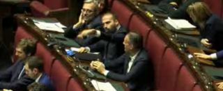 Copertina di Manovra, bagarre in Aula durante l’intervento di Padoan. E Luigi Marattin (Pd) manda “a cuccia” il M5S
