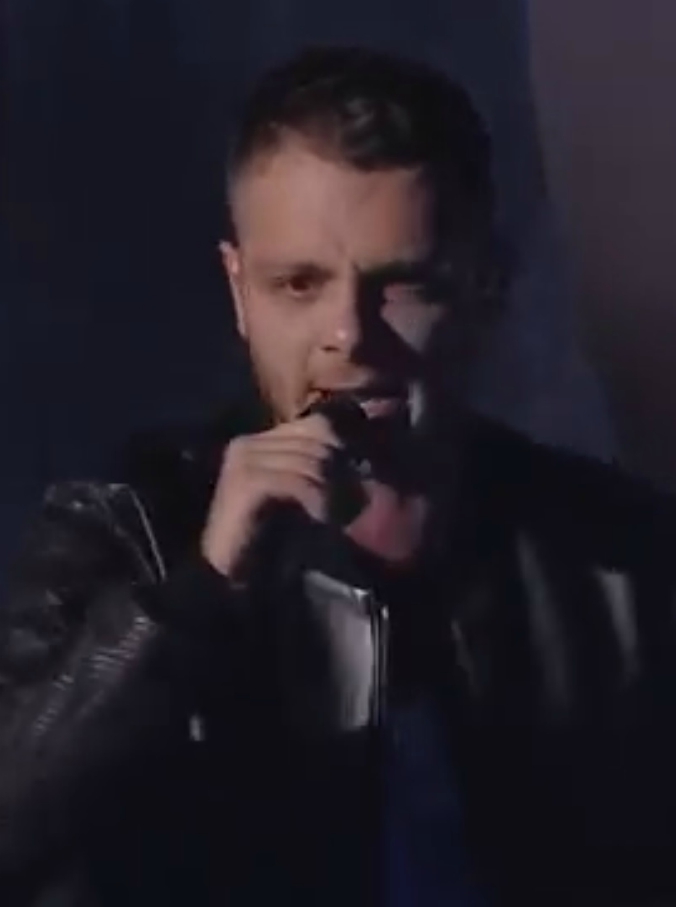 Copertina di X Factor, Anastasio strega pubblico e giudici col suo inedito “La fine del mondo”: standing ovation per il rapper napoletano