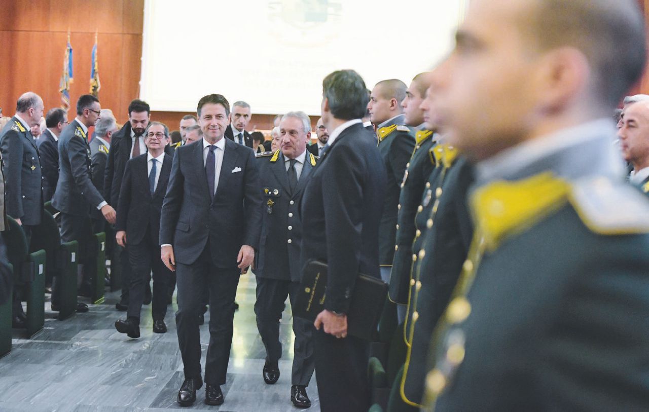 Copertina di Dagli 007 al fisco: le Fiamme gialloverdi si prendono tutto