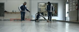 Copertina di Dall’Africa alla neve del Piemonte: nel documentario “Ghiaccio” la storia della prima squadra di curling di rifugiati
