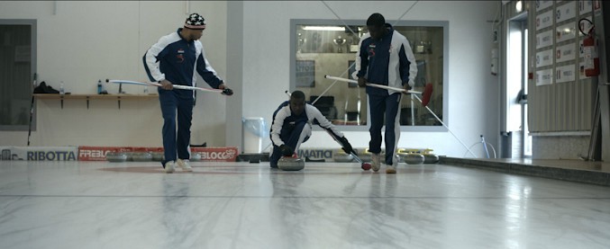 Copertina di Dall’Africa alla neve del Piemonte: nel documentario “Ghiaccio” la storia della prima squadra di curling di rifugiati