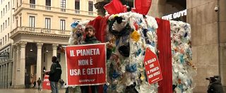 Copertina di Black Friday, Greenpeace porta un pacco regalo di rifiuti in centro a Milano: “Simbolo della cultura usa e getta”