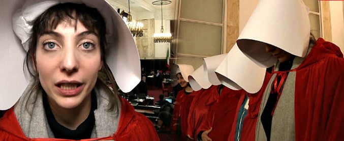 Copertina di Milano, Non una di meno contro la mozione anti-aborto. Protesta in consiglio comunale: “No al Medioevo”