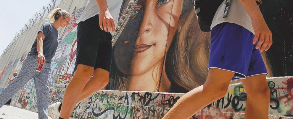 Turisti - Visitatori al Muro del pianto e il murale dell’artista italiano Jorit Agoch - LaPresse L’addio di Airbnb ai Territori offende palestinesi e israeliani