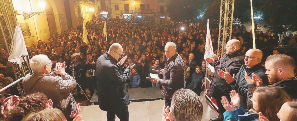 La piazza - Maurizio Pascucci ieri al comizio di Corleone a cui Di Maio ha dato forfait. Lo scatto col marito della nipote di Provenzano - Ansa A Corleone grosso guaio per Di Maio: via il candidato M5S
