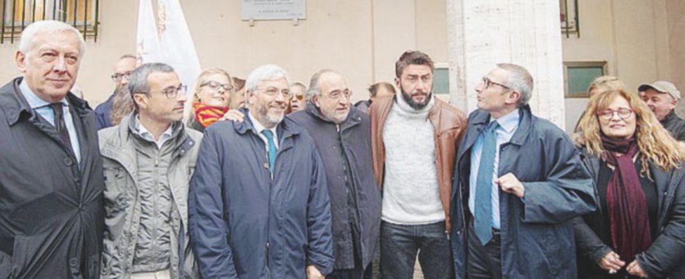 Libertà-tà-tà - Carlo Verna, terzo da sinistra, e Raffaele Lorusso, il quinto - Ansa Cronisti precari? Meglio il dibattito Pd