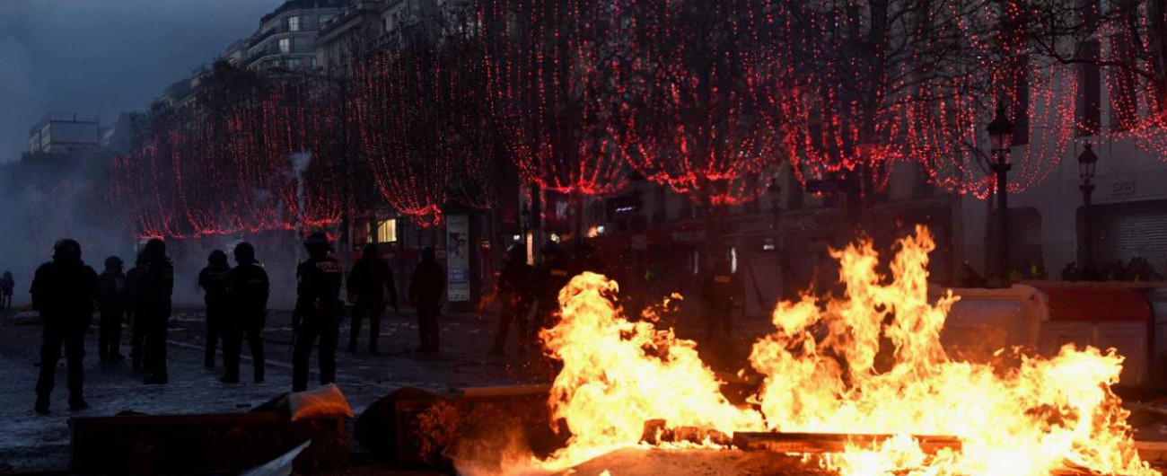 Gilet gialli, supergaffe della sindaca di Parigi durante il caos: “Venite a vedere le luminarie degli Champs-Elysées”